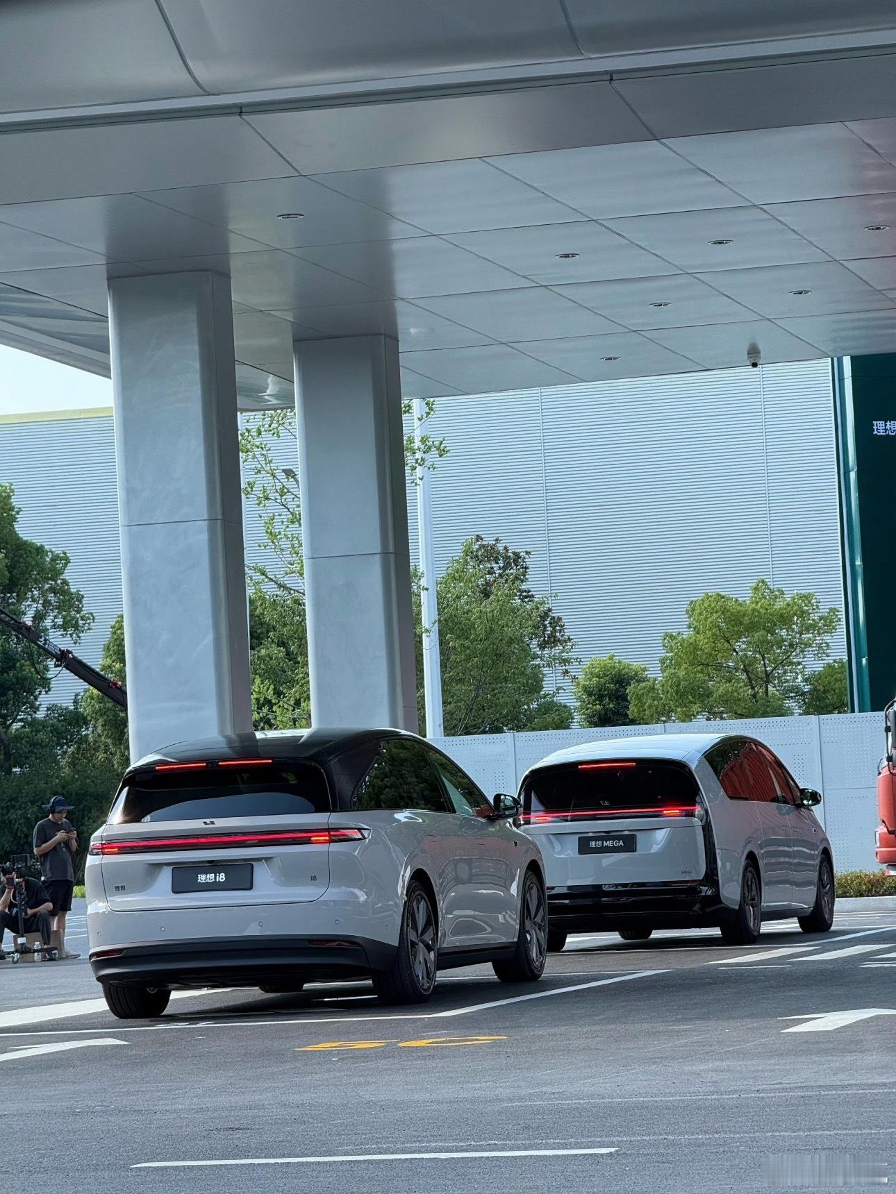 理想i8和mega同框，两种不同的设计风格，你更喜欢哪一种？理想i8​​​