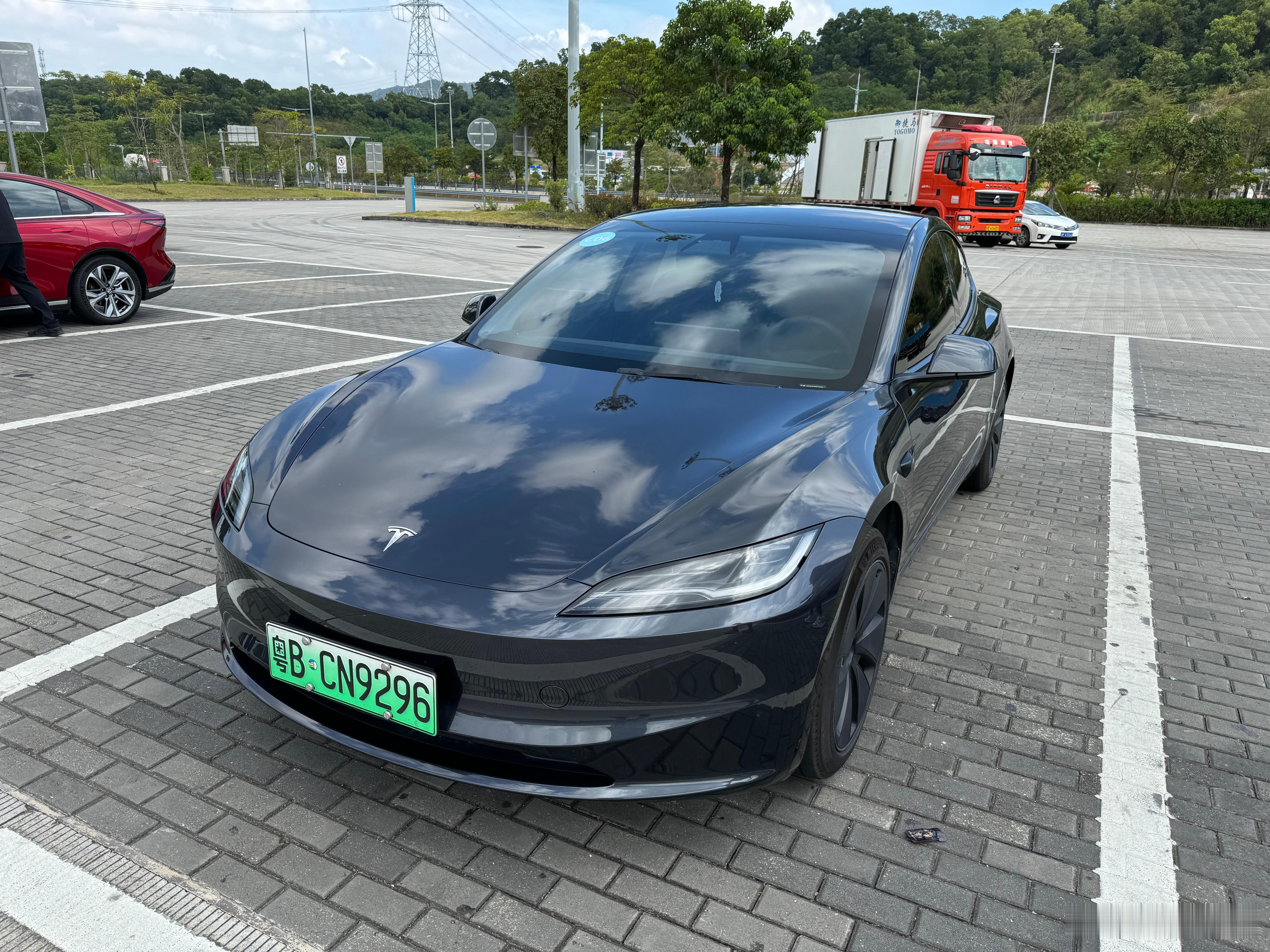 新能源架构在设计轴距时会优先考虑兼容磷酸铁锂电池，主要因为能量密度和单位价格。同