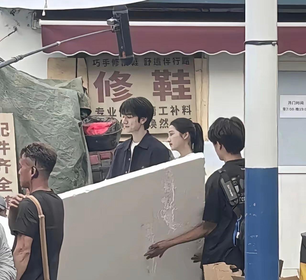 老天呐，关晓彤那么高，在他身边居然显得小鸟依人！他到底有多高啊