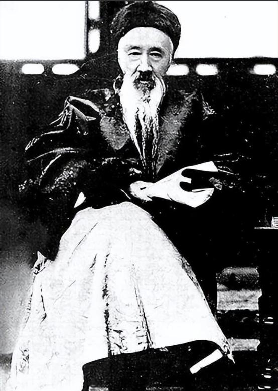 一个美国女人故意用英语和辜鸿铭交谈，辜鸿铭没理睬，美国女人冷笑起来：“他连英语都