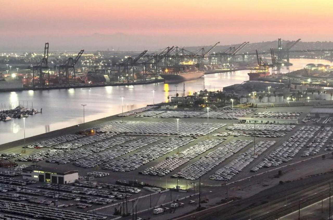 最近刷到美国港口的视频，简直开眼了。货船在海上排起长队，集装箱堆得像小山，超