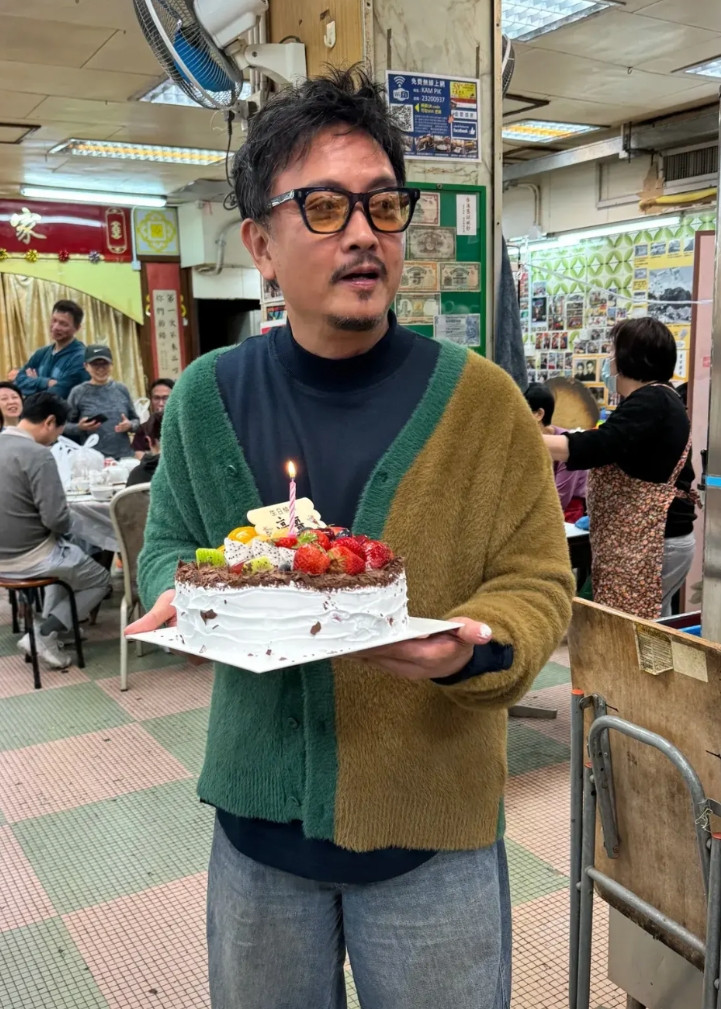 香港影帝简陋饭店庆62岁生日，桌子陈旧地面破损，毫不在意大开香槟！3月16日，