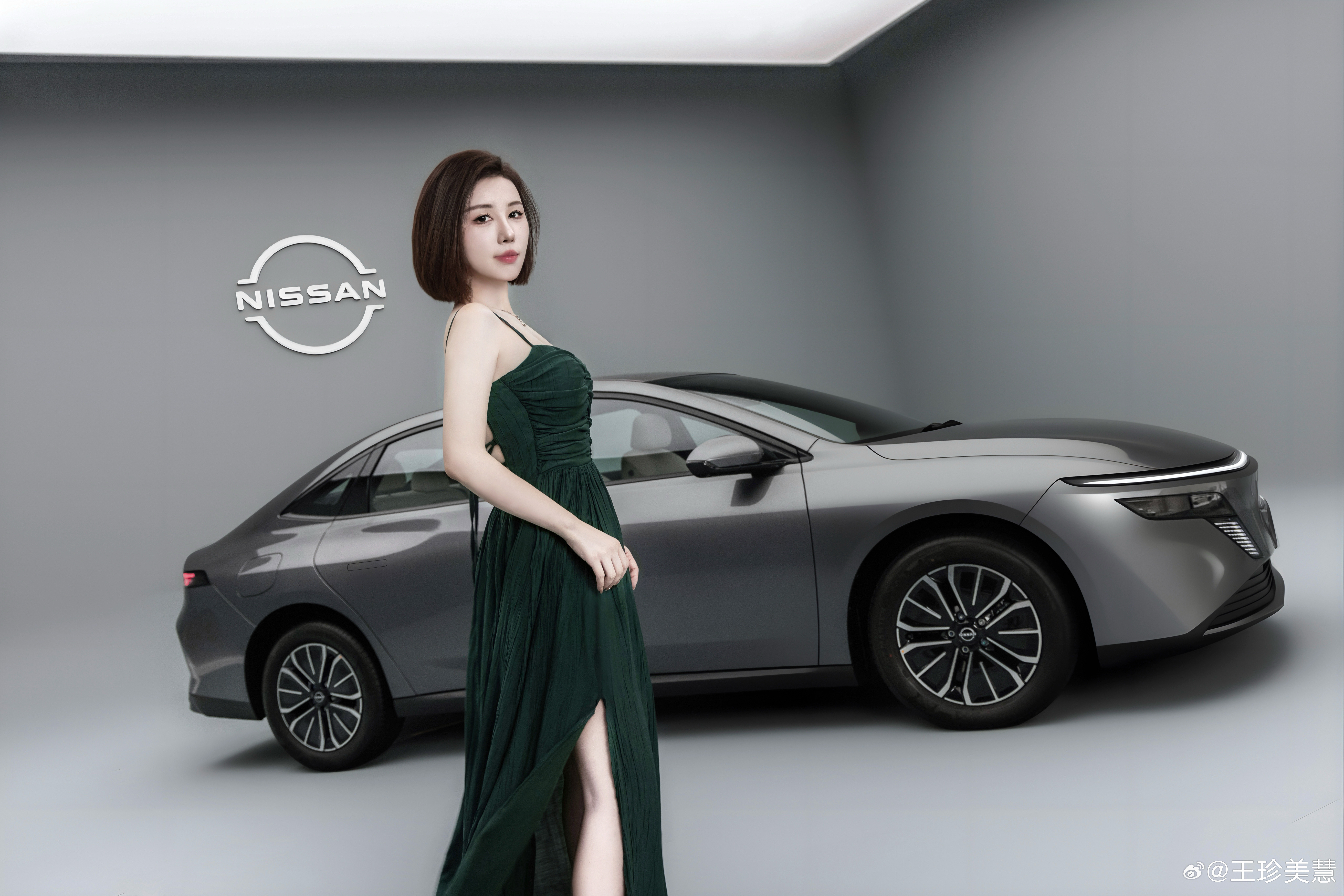 品鉴会上和东风日产N6来了一场“高级灰”约会！岩山灰的车色非常耐看，低调又有质感