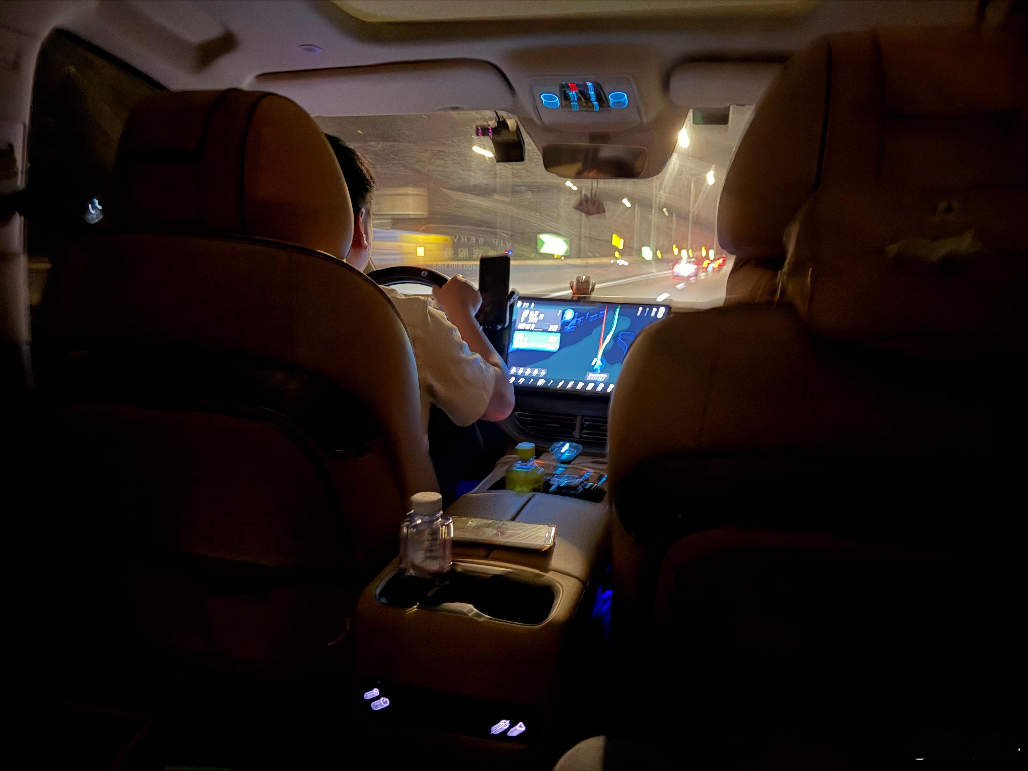 又是红眼航班到深圳，赶紧打了个接机回东莞。腾势D9真舒服，路上我都睡着了。困死了