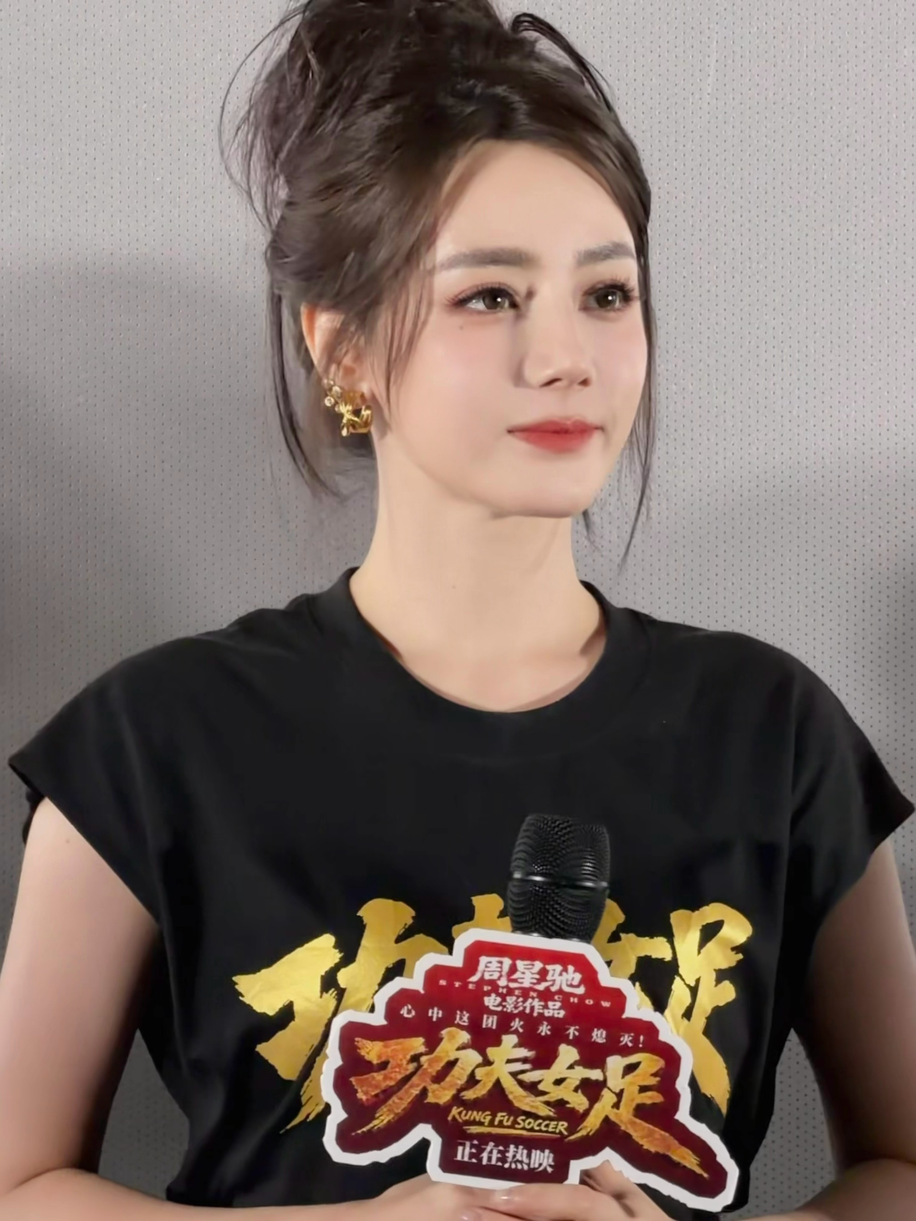 迪丽热巴路演未修原图美到冒泡了，祝功夫女足票房大卖。迪丽热巴钰珑演得好好啊