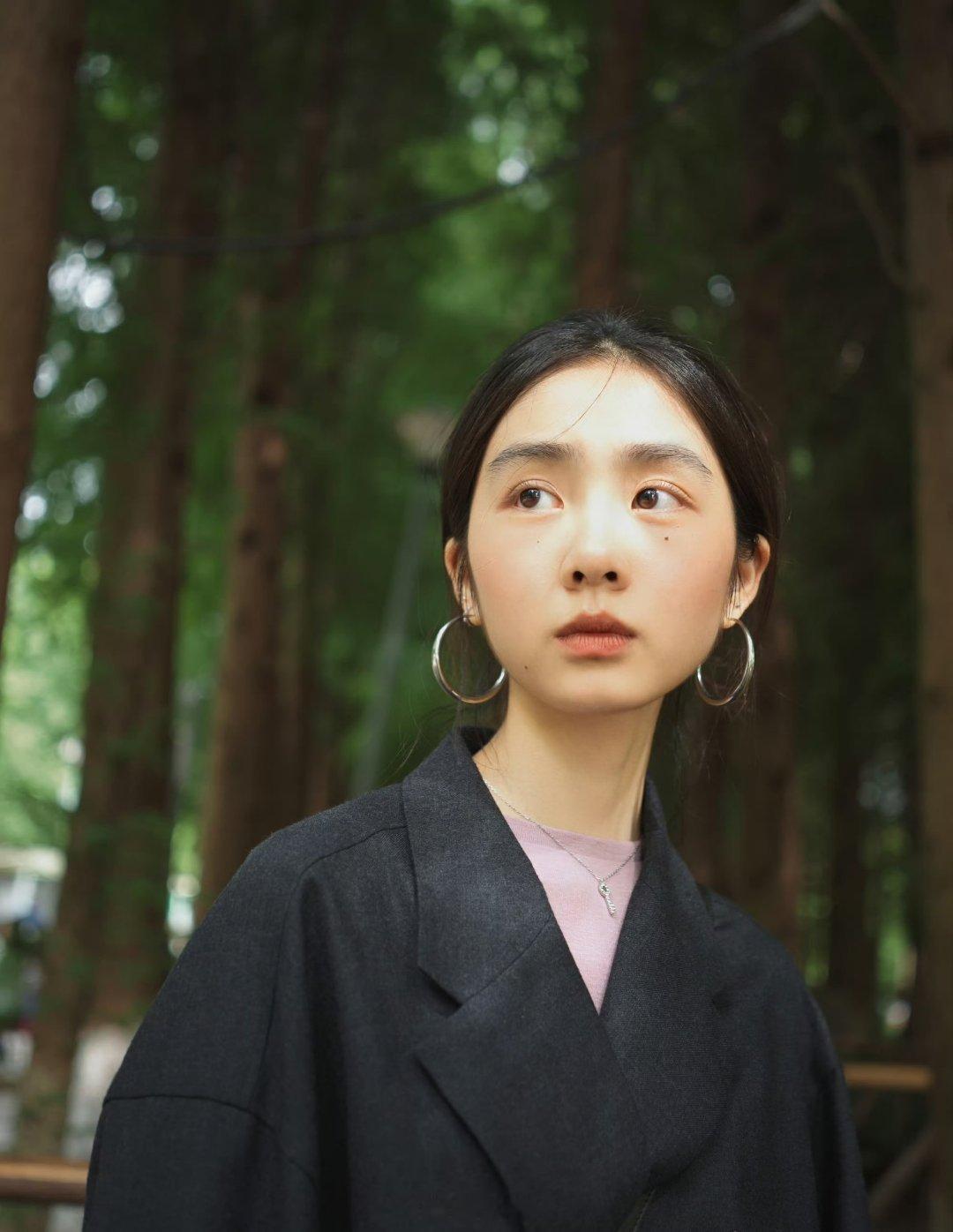 黄多多晒与弟弟妹妹合影黄多多分享了和妹妹、弟弟的居家合照。二十岁的她站在弟妹身旁