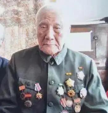 1940年延安，毛主席去食堂时，一个人拎着木棍朝毛主席后脑勺砸去，千钧一发之际，