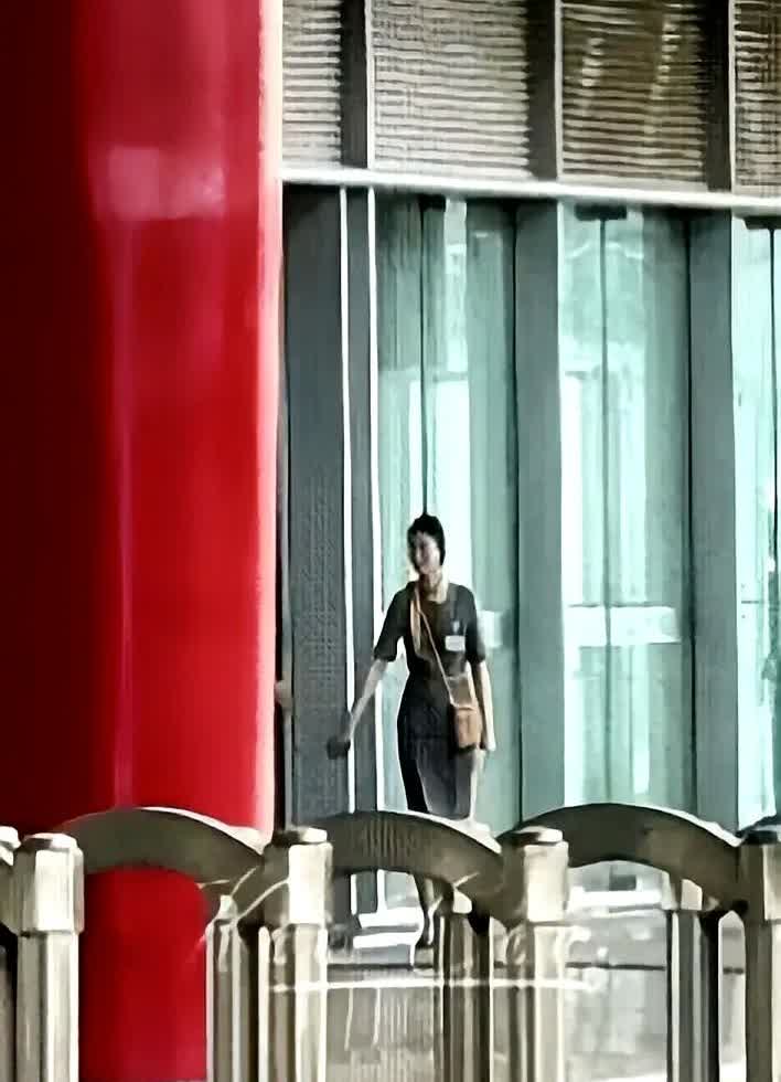 76万奖金3小时花光？不，她直接清零了。孙颖莎刚把两座冠军杯塞进