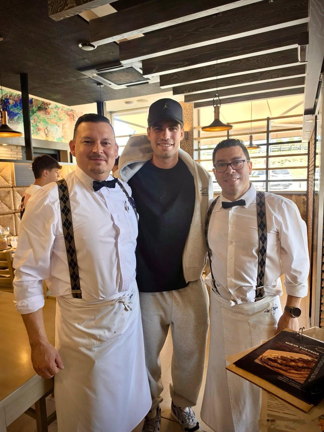 阿尔卡拉斯🇪🇸现身，右手包扎阿尔卡拉斯在阿利坎特的LosChopos餐