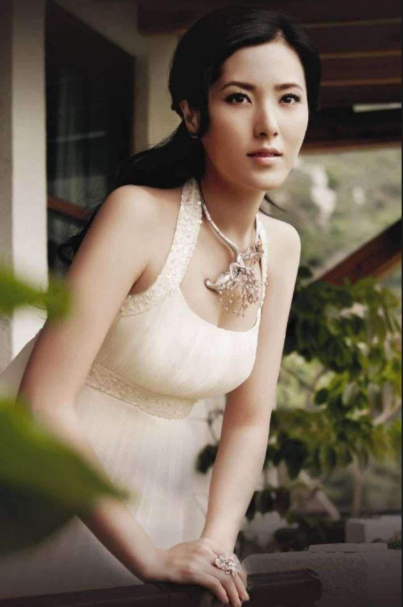 她让世界刮目相看，状态惊艳众人，美的大气端庄又自然，不愧是中戏校花，还记得她是谁