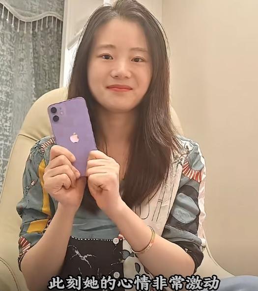 新疆，一女子在无人区徒步旅行时，手机不慎落入乱石堆，遍寻无果后，只能放弃。没想到