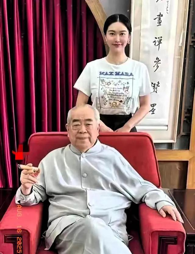 这下惨了！87岁的书画大家范曾，被37岁的妻子卷走价值20多亿的字画与古董。范