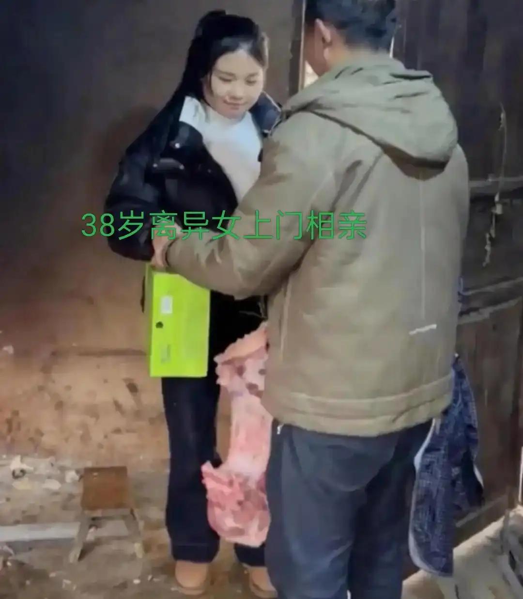 38岁离异的大姐上门相亲，男方早早备好肉和礼盒，在自家简陋的老屋等候。女人进门之