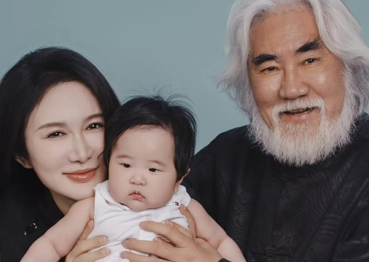张纪中引发热议！张纪中这番贬低前妻，捧高现任的言论引发了众多网友的热议：任何