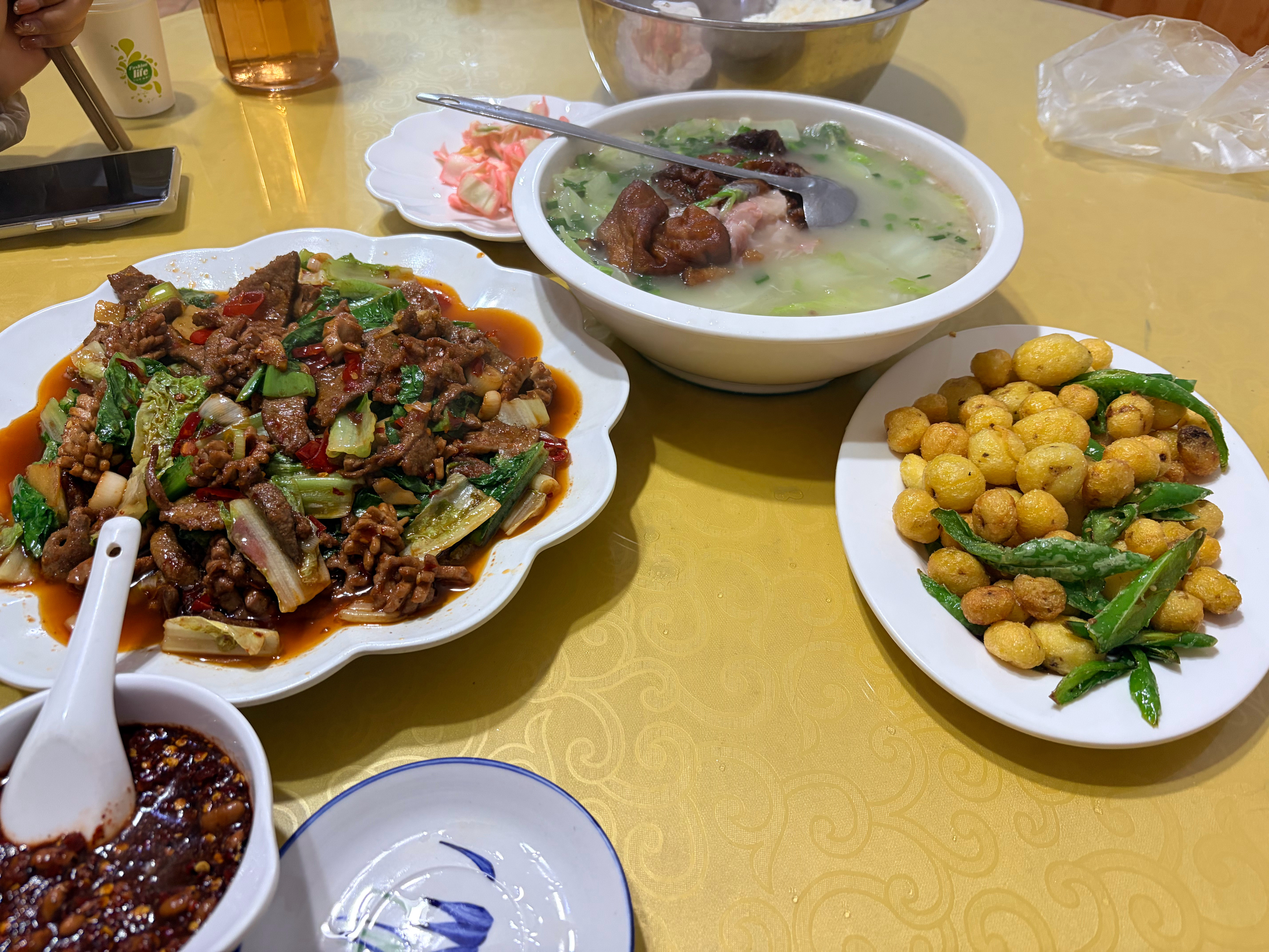 外地游客绝对找不到的重庆餐馆今天下雨没地方玩，去粉丝老丈人开的饭店吃个午饭，来