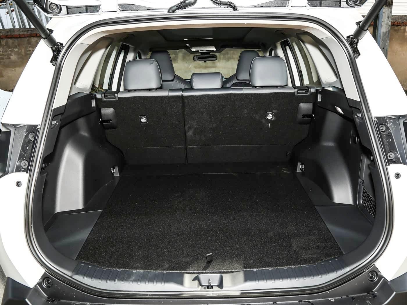 新车新的丰田RAV4，外观还挺好看的，图中是2.0混动的高配指导价18万8，目