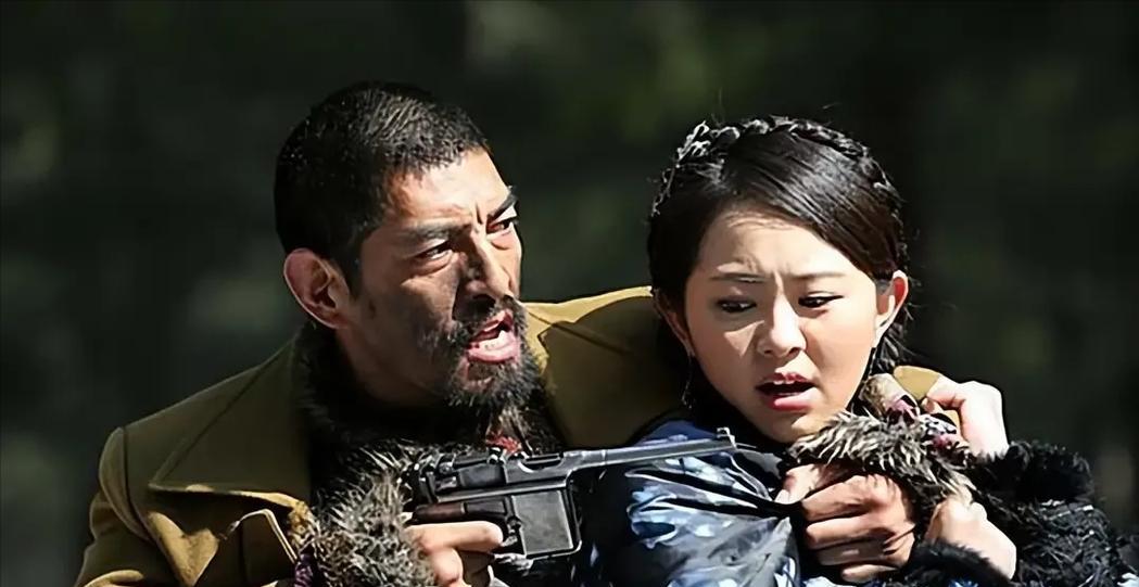 民国时期，覃国卿正抱着堂婶睡觉，堂叔突然回了家，见到惊慌失措的侄儿，堂叔怒不可遏