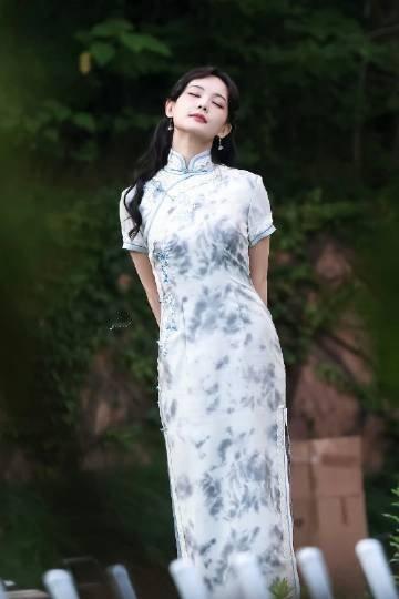 李一桐王楚然民国大小姐李一桐王楚然旗袍造型最近被雪雪和船船的旗袍造型美得不知天