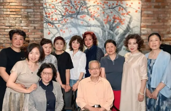刘嘉玲回苏州同学会，60岁仍念旧情，低调不抢风头