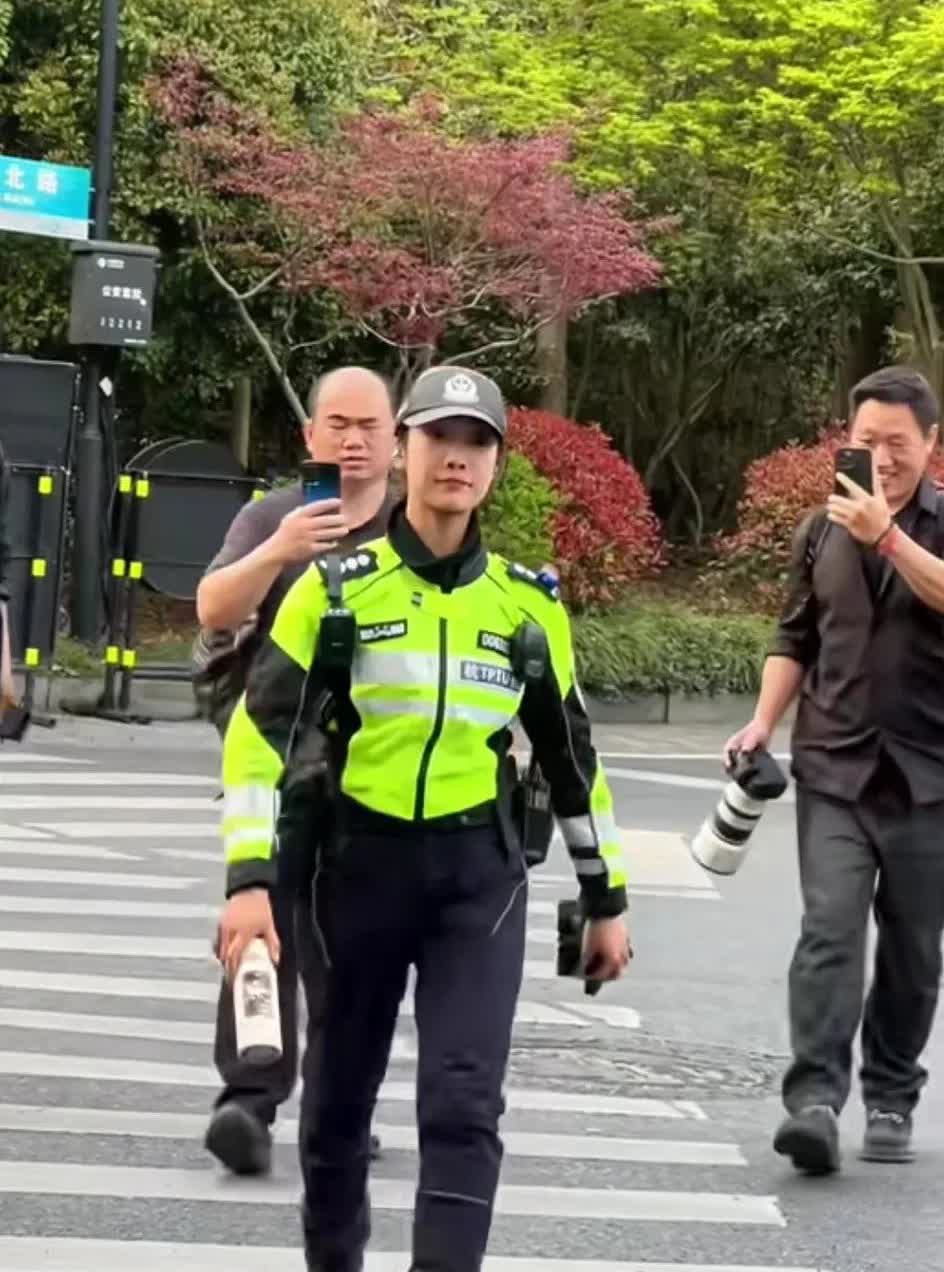 兔子警官李语蔚应该也有烦恼吧！上班过个马路都有众多人拍照！看兔子警官的表