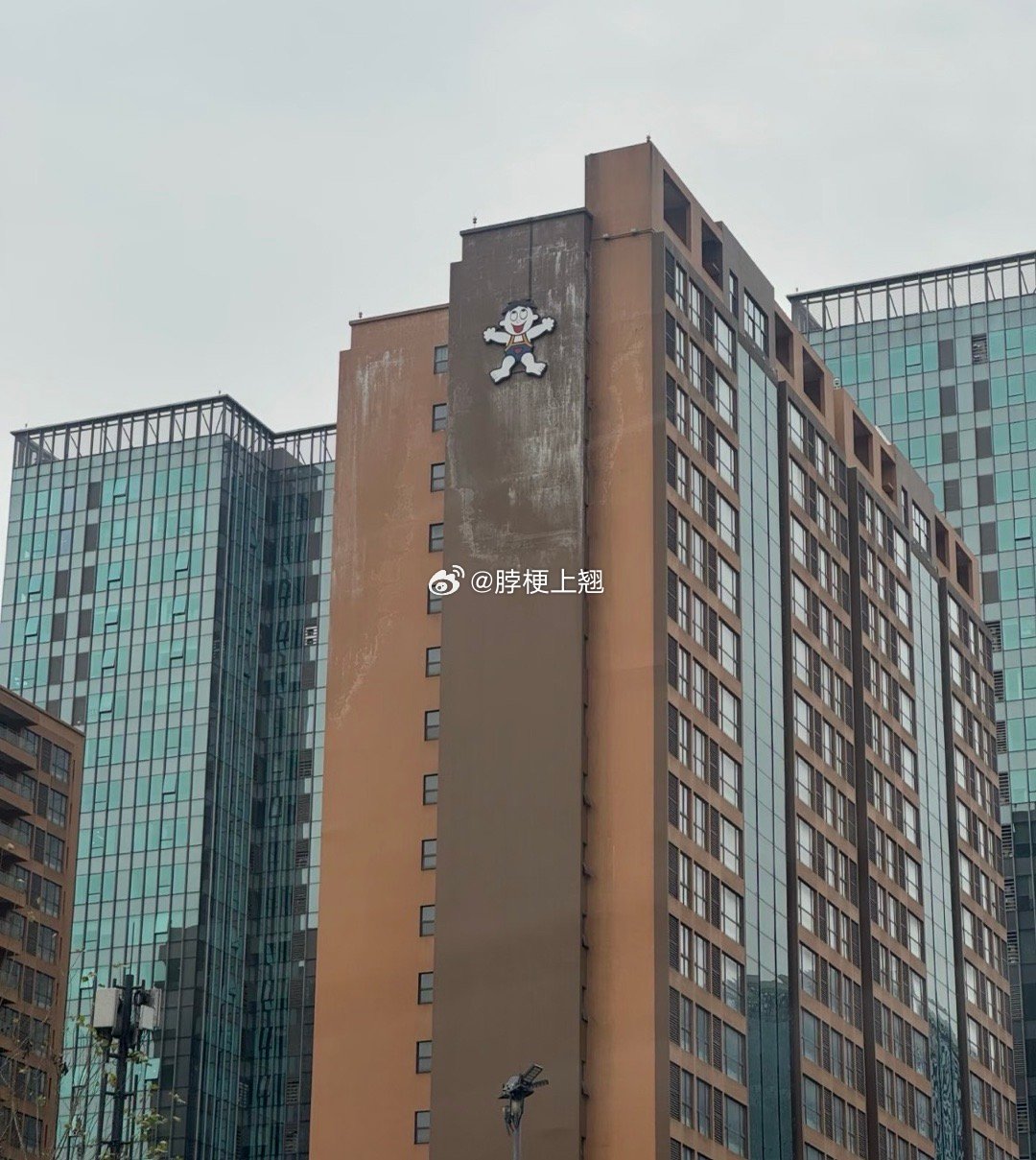 单纯觉得那个一竖的印子很像绳子