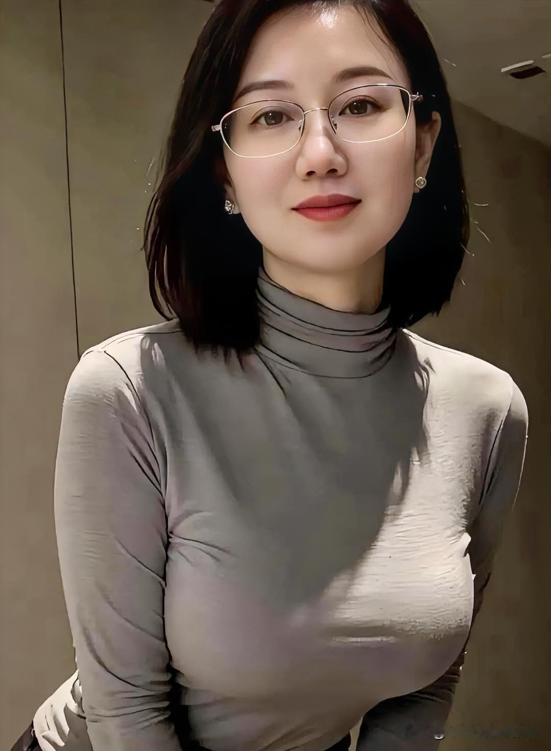 光影流转，银框眼镜映衬知性气质。灰色高领修身，简约线条勾勒沉稳内敛，静谧时光中自