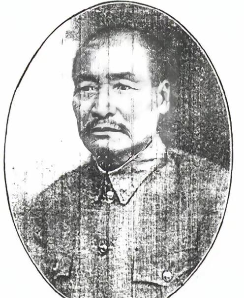 1932年，61岁的大地主戴凤龄为了打鬼子，变卖家产购置枪支弹药，带着家族50余