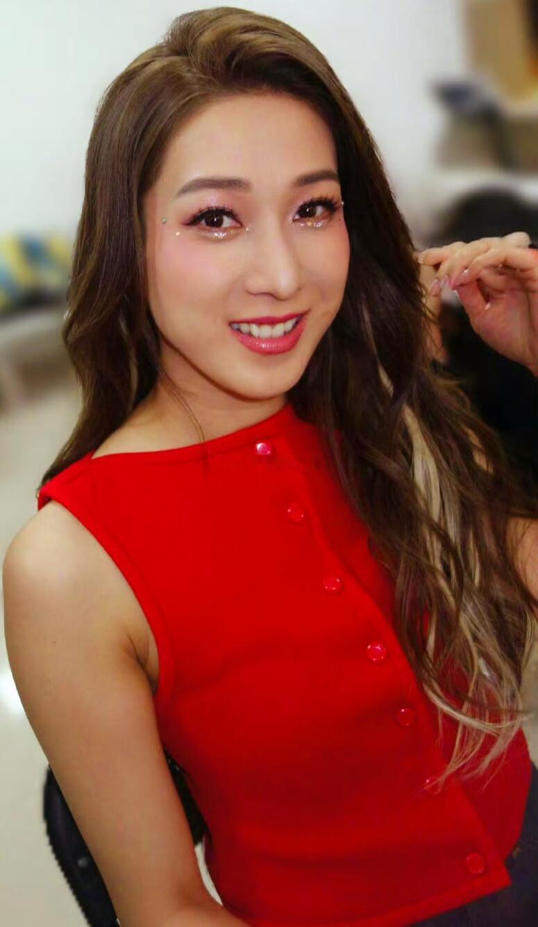 钟嘉欣最近在社交平台晒了好多照片，全是她穿大红色外套的样子，扎着条长辫子，看着特