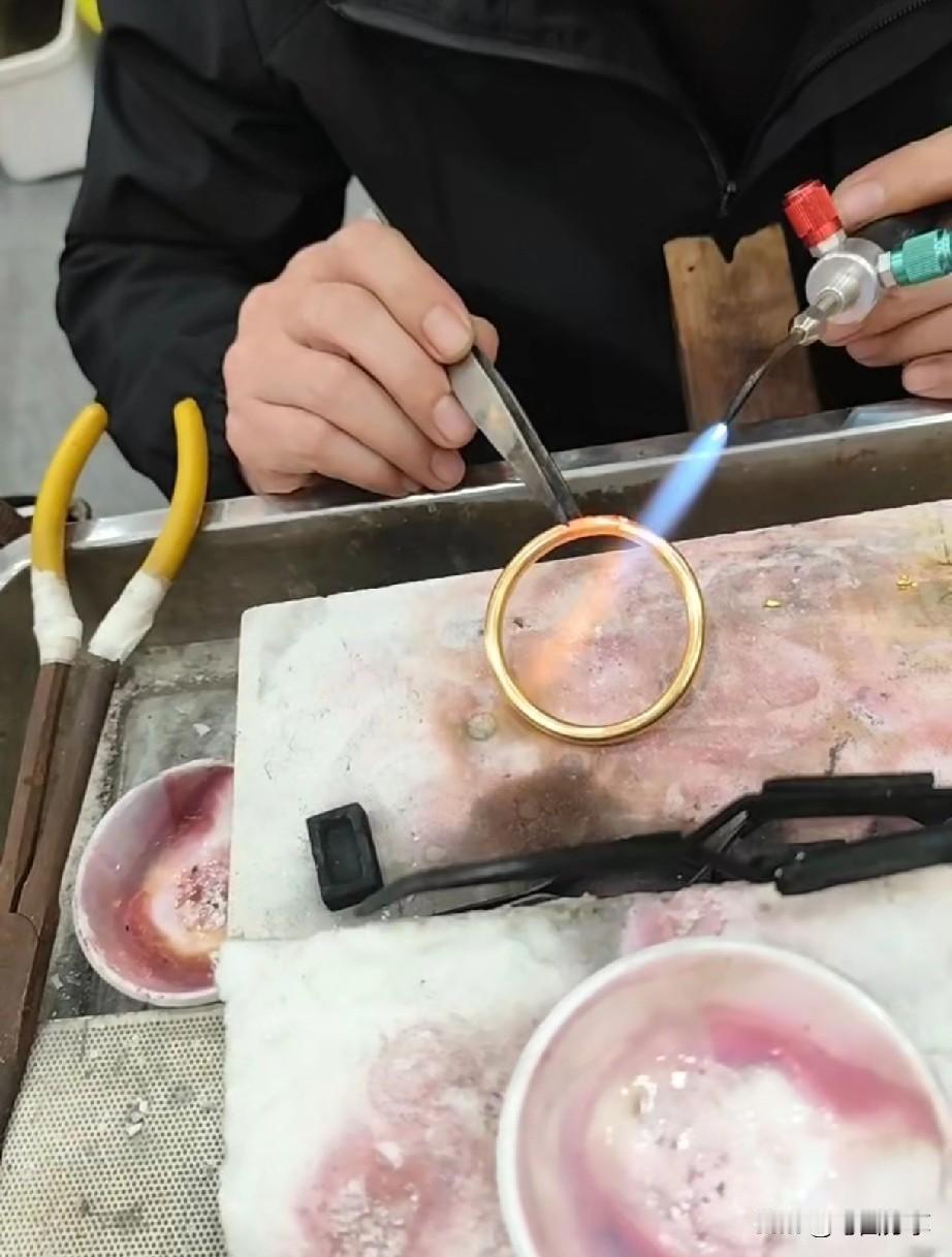 素圈手镯加工费15元一克贵不贵？这辈子都还没戴过金手镯，快要过年啦，今天去把两