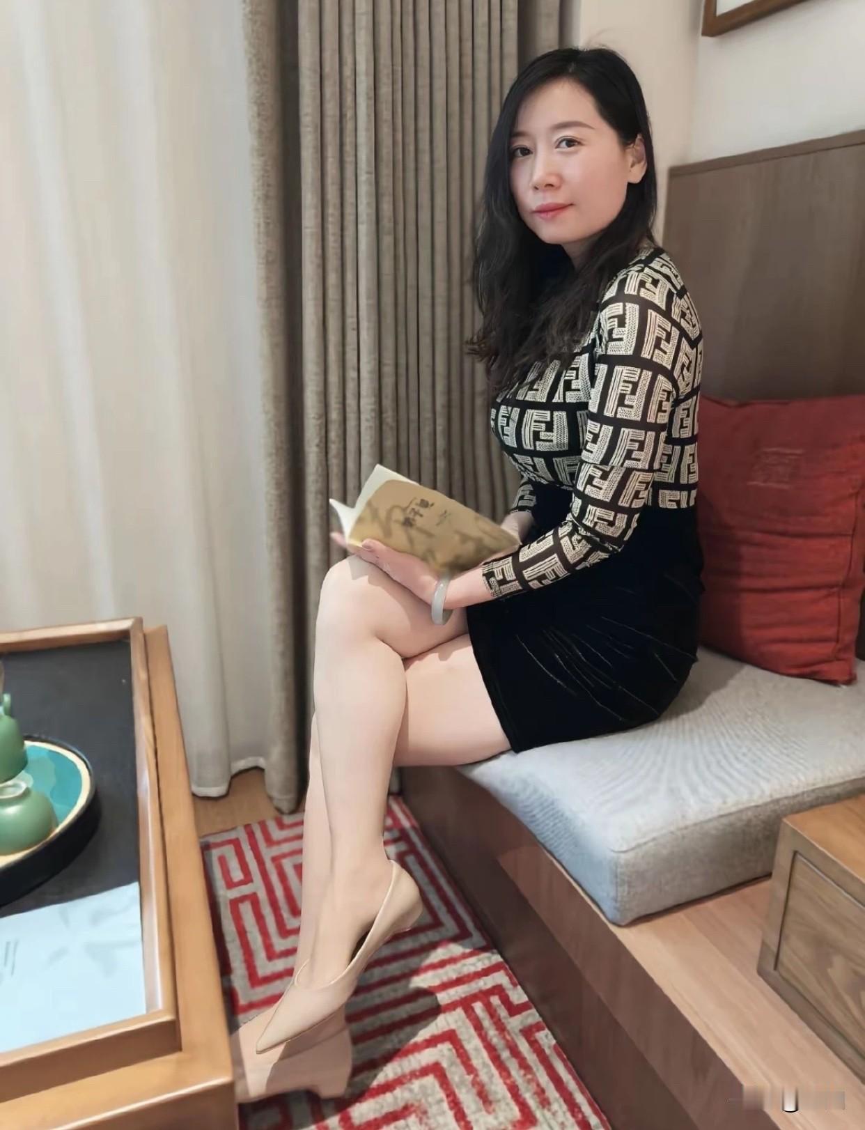 如何保持中年女性的优雅和魅力?外在方面，穿衣要得体。远离粉嫩、设计元素过多的少女