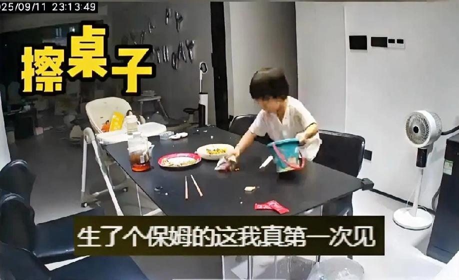 堪称天使宝宝！9月15日，湖南！在一片狼藉的客厅里，妈妈郑重地对宝宝说：“我