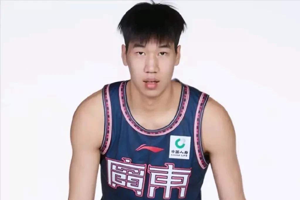 前广东宏远男篮球员彭士峻加盟NBL联赛合肥狂风队。不是开玩笑，辽宁籍小將彭士峻恐