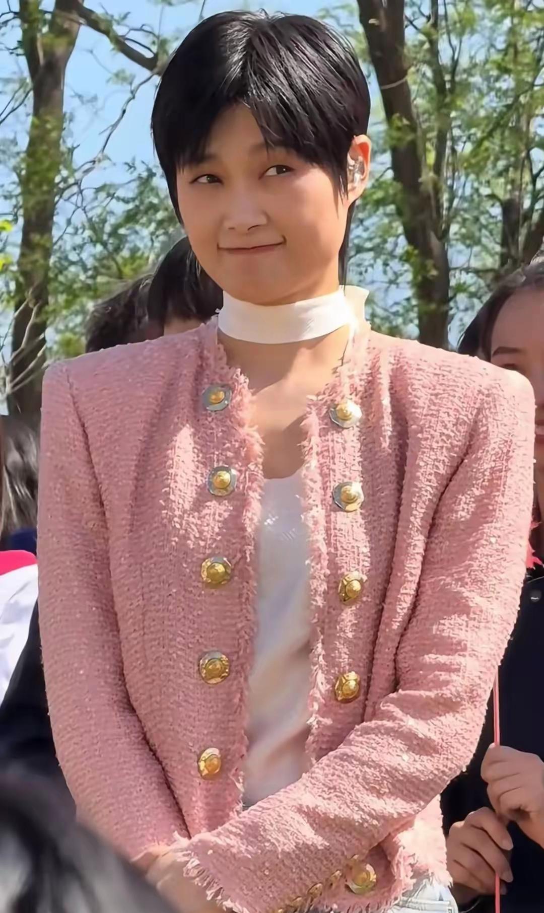 李宇春驾驭不了小香风，适合中性衣服，特别是这个发型穿小香风，像参加微商聚会！值得