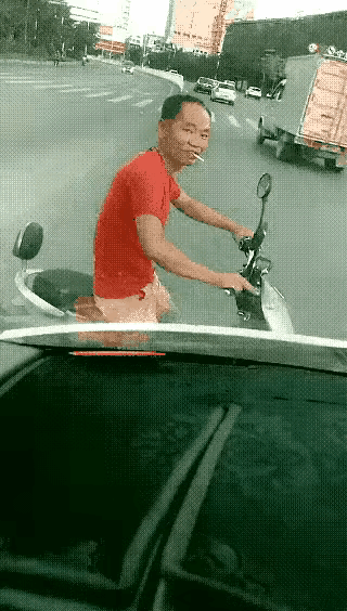 都说相由心生，此言绝对不虚！像这种贼眉鼠眼的，一看就不是好人如果不是法律不允