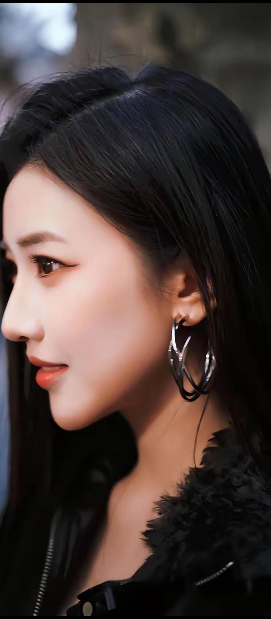 优雅黑发，闪耀耳环，时尚黑衣，气质满分！💄👗💎