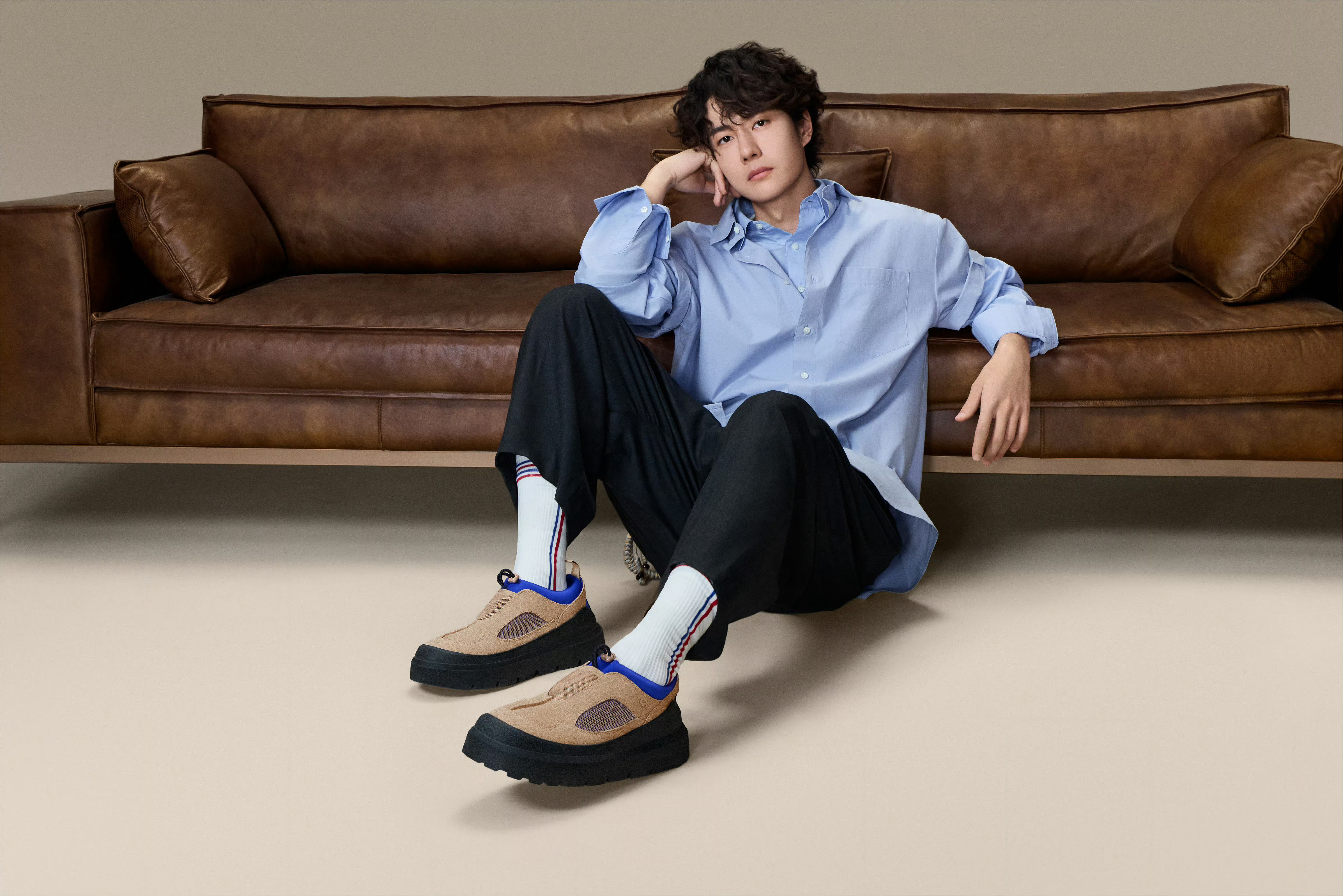 王一博出镜UGG2026春夏广告大片，三套混搭Look帅气随性，在时髦这一块全