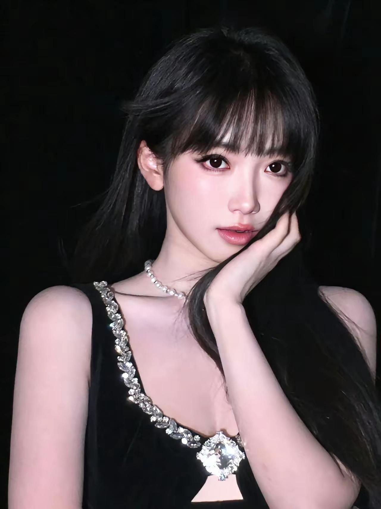 黑色系，原来田曦薇也可以不那么“甜”，甚至还可以有点——“凶”[无奈吐舌]