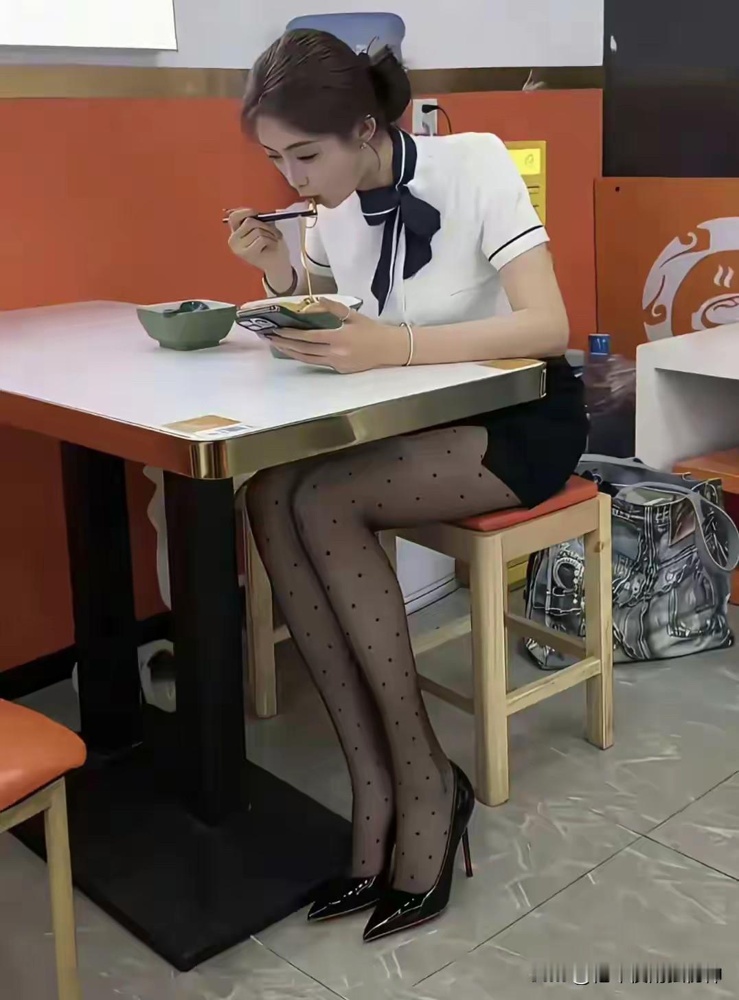 这么漂亮的女人，竟然也来小店铺吃粉儿，还被我遇到了，如何搭讪才不会显得突兀和目的