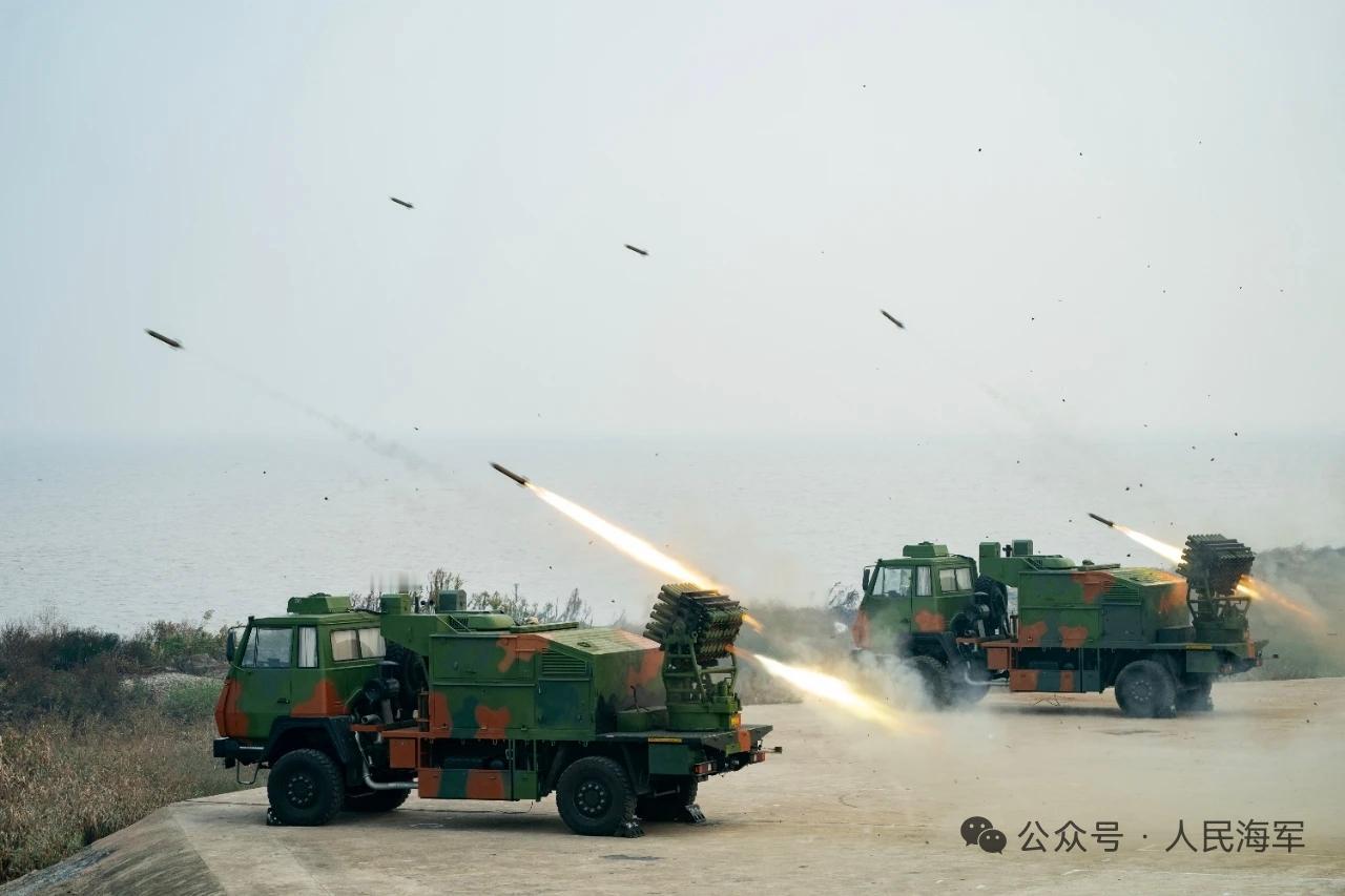 这是东部战区海军某部实弹射击图片报道中的两幅。乍一看像是在进行火箭炮实弹射击，仔