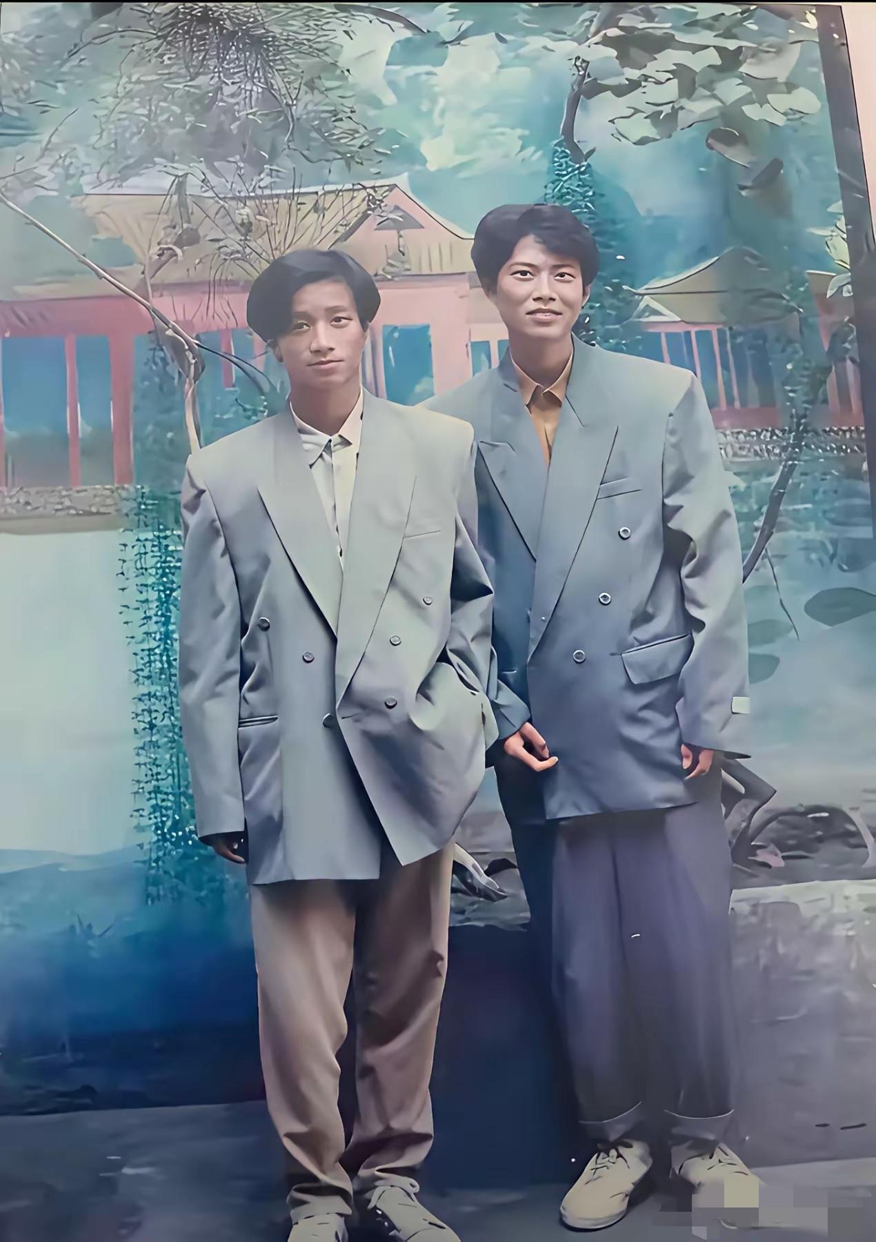 看他们穿西装，有没有一种像清朝末期那些当官穿的衣服的感觉[捂脸哭]当时觉得很帅很