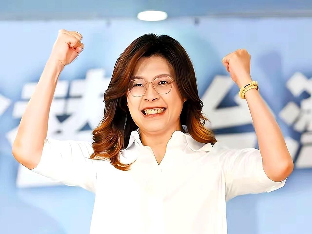 邱毅骂郑丽文“偷换概念”，郑丽文回“先别炸再说”——蓝营自己跟自己掐架，老百姓看