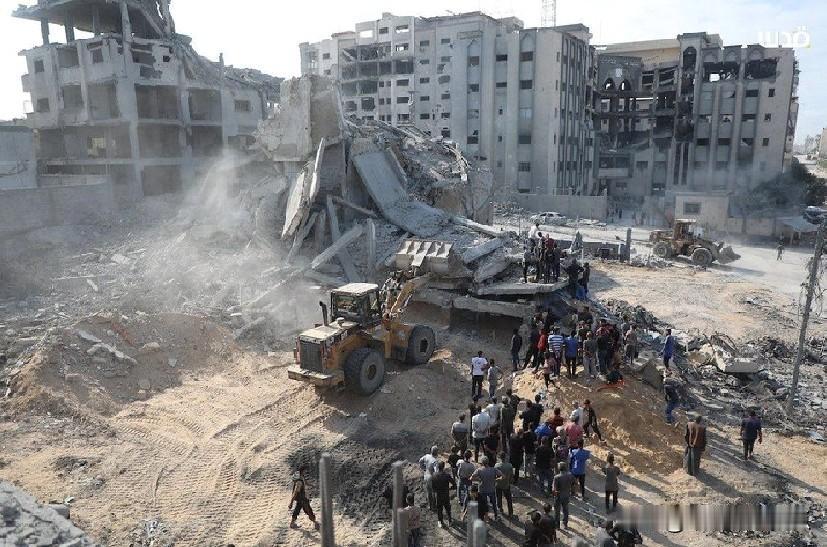 民防队和居民正在收殓在以色列空袭加沙中丧生的遗体以色列军方周三表示加沙地