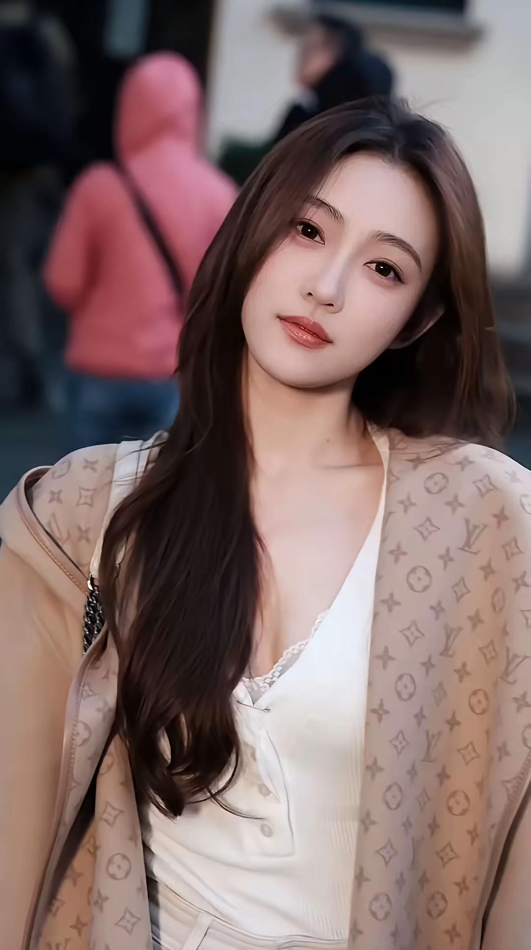 ✨街头氛围感拉满，随性松弛的穿搭配上慵懒的眼神，每一刻都是独属于自己的主场💃