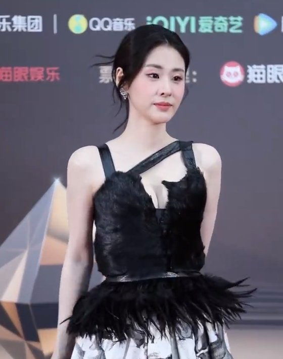 张碧晨羽毛高定裙张碧晨黑色印花高定裙​​​张碧晨羽毛高定裙，好美~​​​