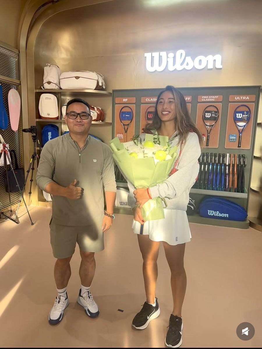 9月29日，郑钦文中网训练完后在北京参加Wilson展位签售，比训练时开心，戴了
