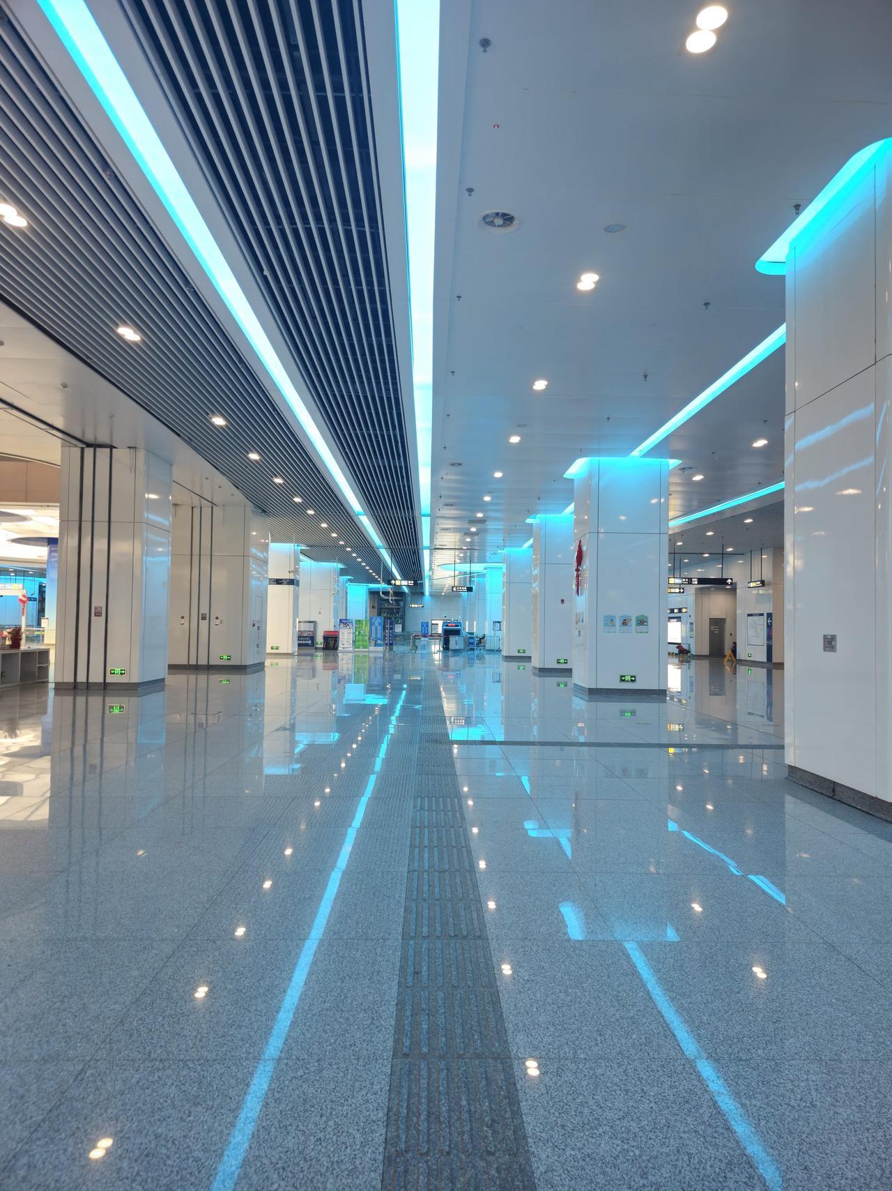 杭州西站地铁站也太漂亮了吧！由于出差期间临时有点事，到杭州西站已经是晚上十一