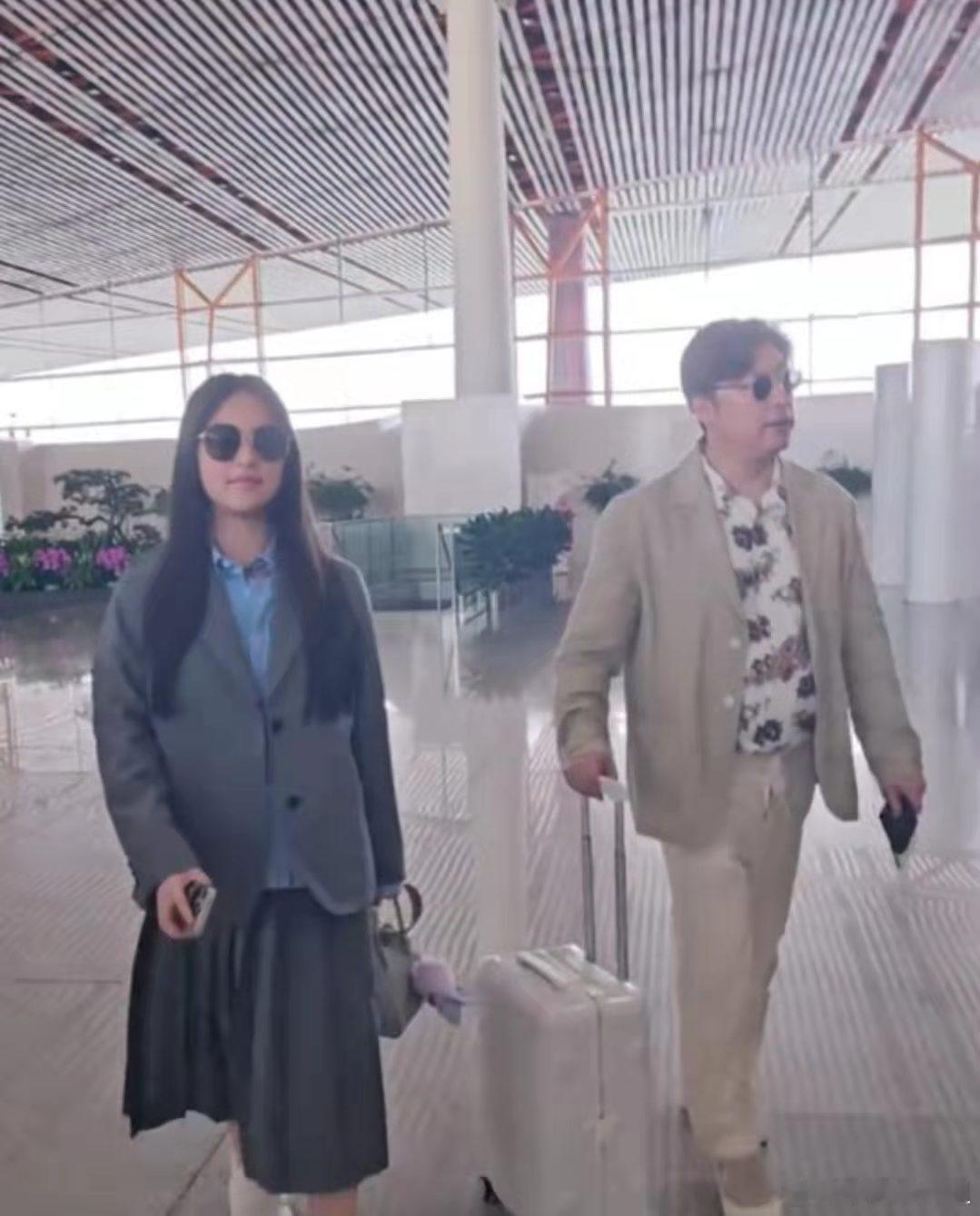 王岳伦送王诗龄开学，与女儿机场依依不舍拥抱，王诗龄一身学院风穿搭显瘦好适合她！