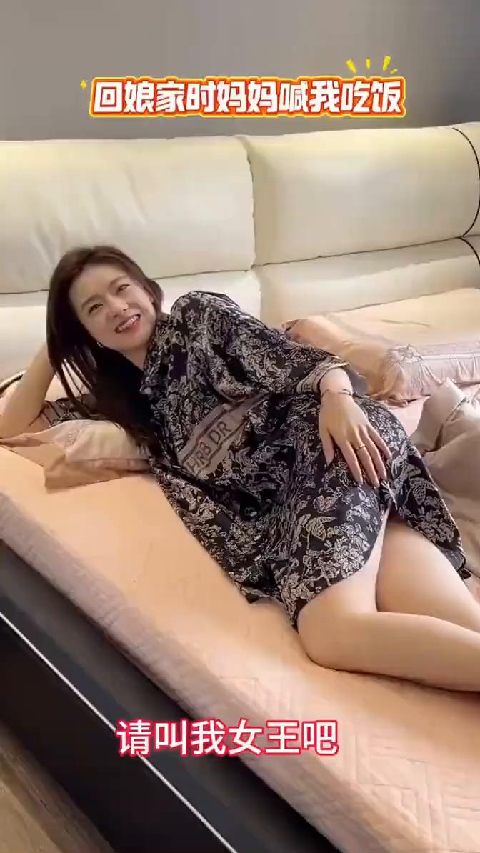 回娘家时妈妈喊我吃饭，请叫我女王吧。姑娘吃饭啦，请叫我女王吧。女王吧吃饭了。两