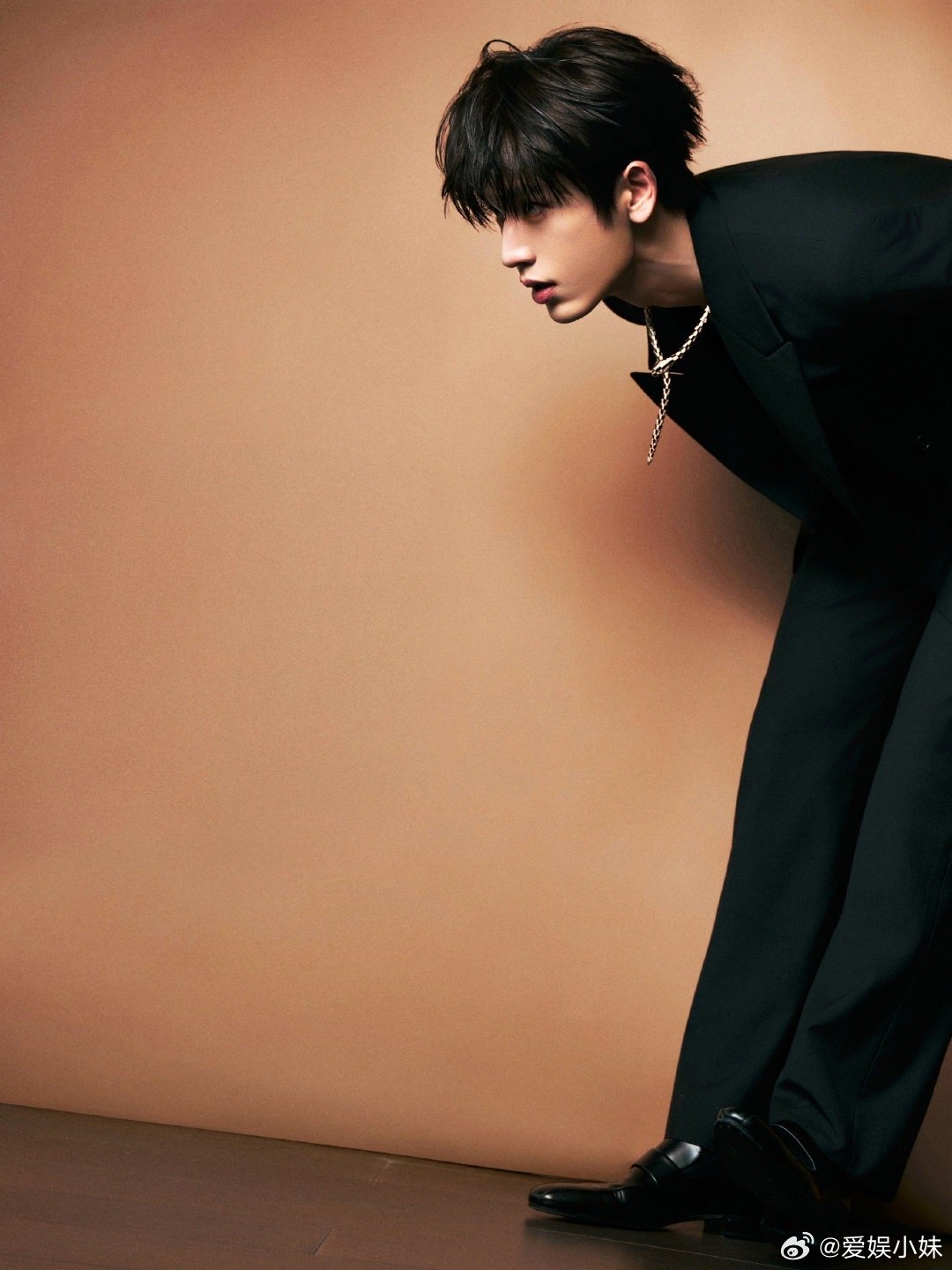 张凌赫蛇蝎美男谁懂啊家人们！湿发背头加全包眼线，冷冽的眼神配上挺拔身形，贵气里