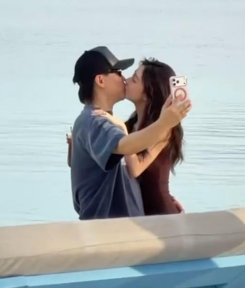 胡彦斌易梦玲亲吻照曝光，疑似存在恋情。之前老胡和90仙女花爽妹子的恋情就遭到了一